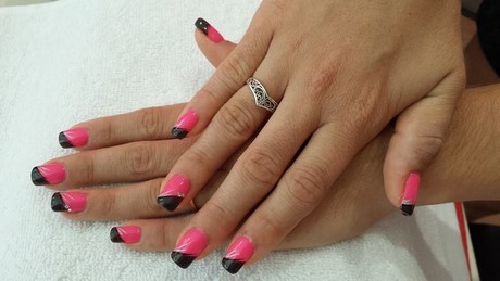 Nail art black and pink